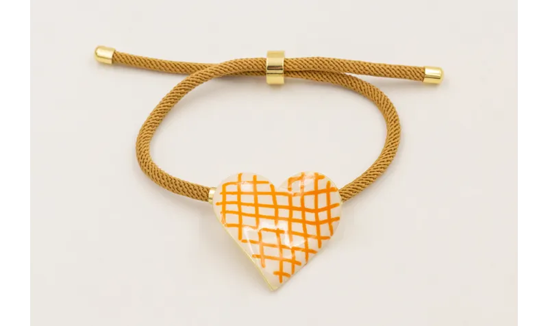 Pulsera cordón preparado color mostaza con corazón