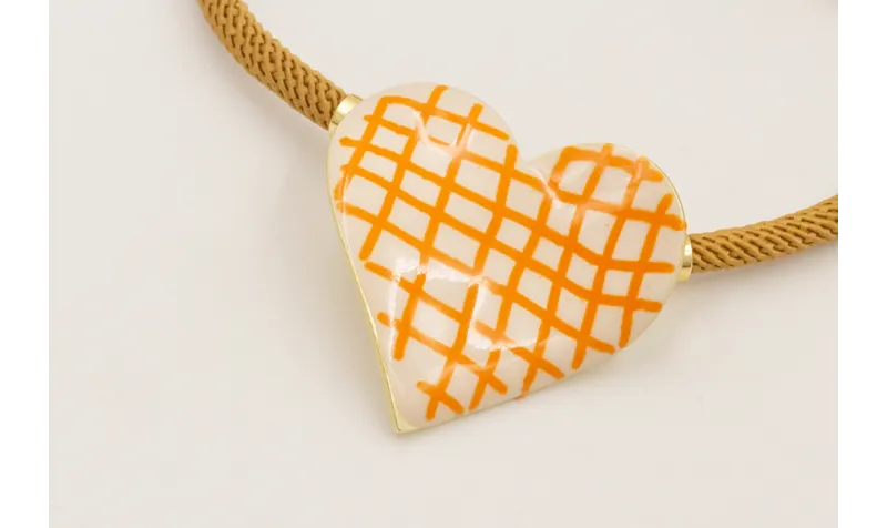 Pulsera cordón preparado color mostaza con corazón