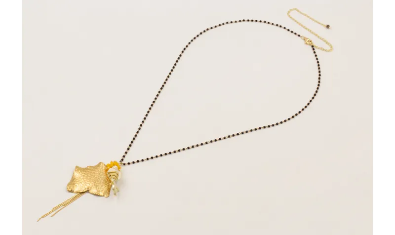 Collar cadena miyuki negro con colgante irregular 