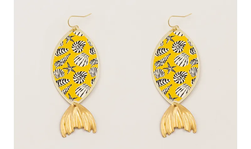 Pendientes pieza ovalada conchas con fonde amarill