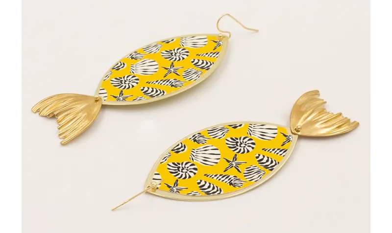 Pendientes pieza ovalada conchas con fonde amarill