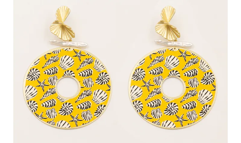 Pendientes disco conchas negras y bancas con fondo