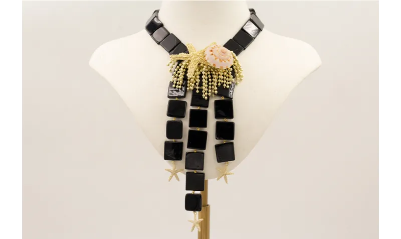 Collar cuadrados madreperla teñida en negro con es