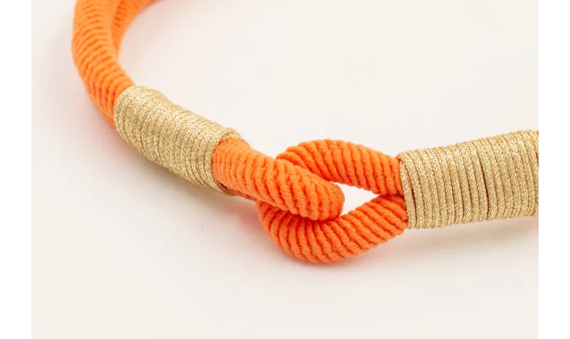 Pulsera cordón retorcido naranjas con nudo falso d