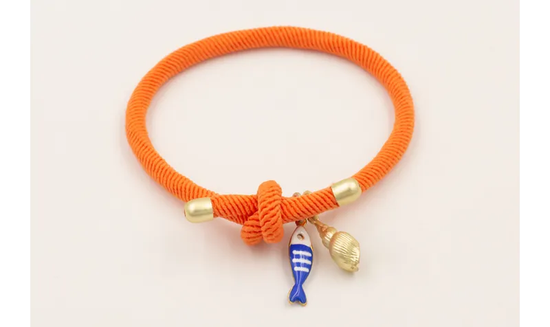 Pulsera cordón elastico naranja con pez esmaltado 