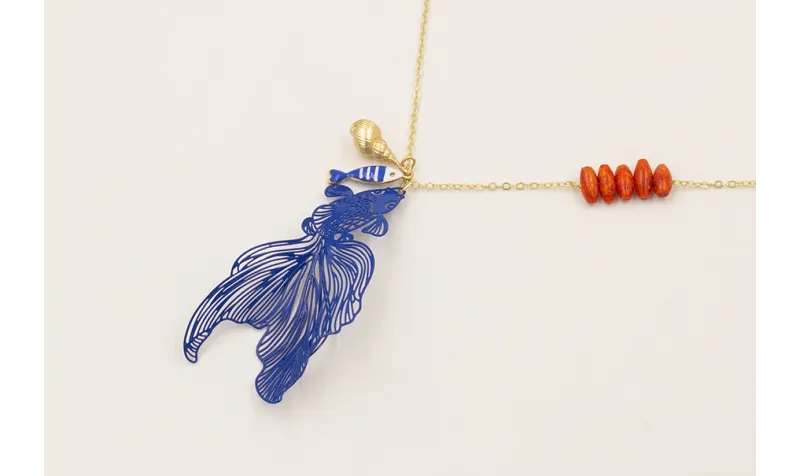 Collar pez tropical azulón, caracola dorada mate, 