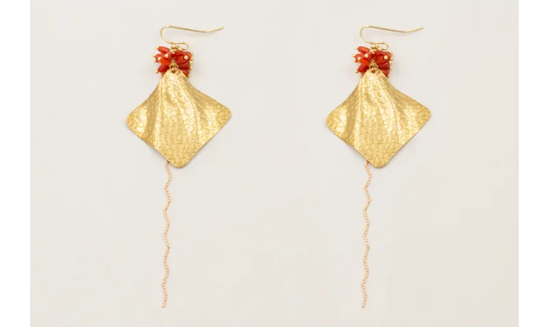 Pendientes pieza irregular manta raya dorada con f