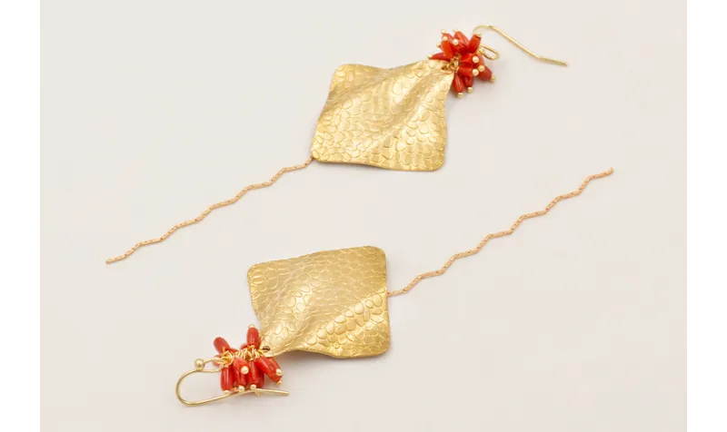 Pendientes pieza irregular manta raya dorada con f