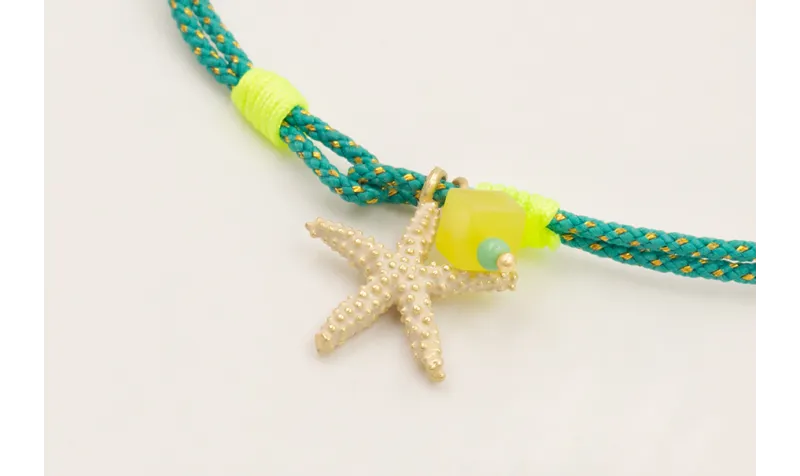 Pulsera cordón turquesa con hilo dorado, nudo fals