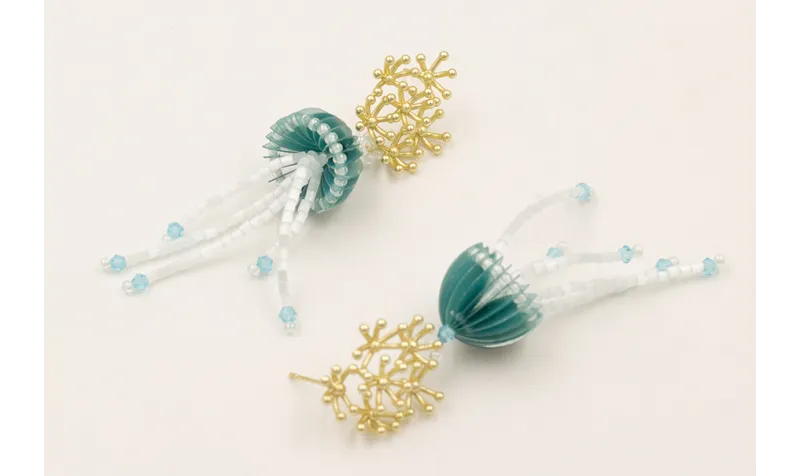 Pendientes medusa abalorios verde y blanca con per