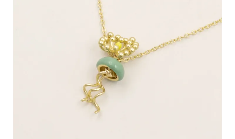 Collar colgante medusa esmaltada verde piedra y ra