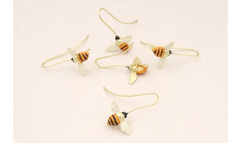 Pendiente Abeja Oro Mate pintada 16*10mm