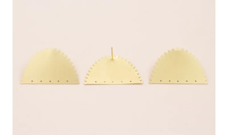 Pendiente semicirculo dentado 38*24mm Dorado Mate