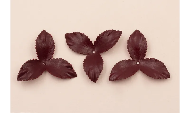 Flor pétalos relieve 45mm diam. Granate / Hilos y Cordones, Cuero y piel