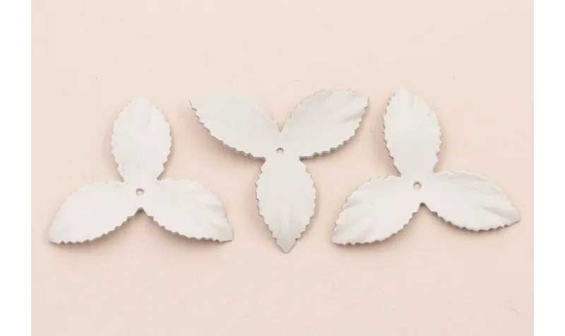 Flor pétalos relieve 45mm diam. Blanco / Hilos y Cordones, Cuero y piel